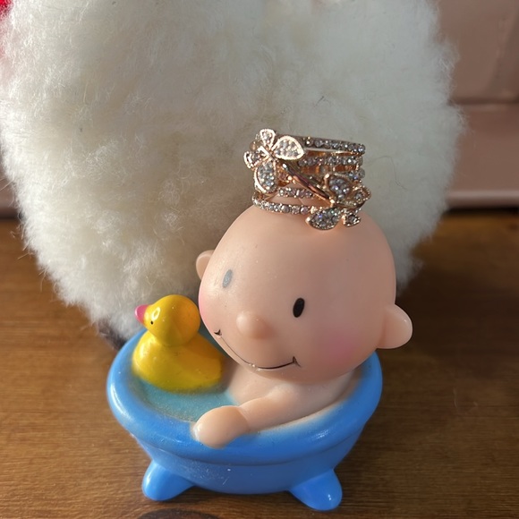 New gold butterfly crystal ring 💍 size 18 - Picture 3 of 4